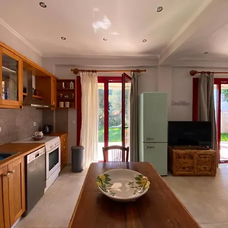 Apartament Cozy 2-bdrm-house With Garden And View, Iii *
